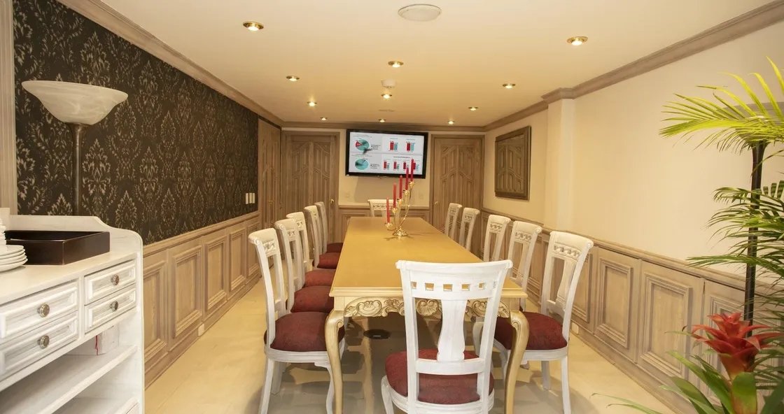 Salón Versalles de Hotel Vintage Bogotá preparado para una reunión corporativa